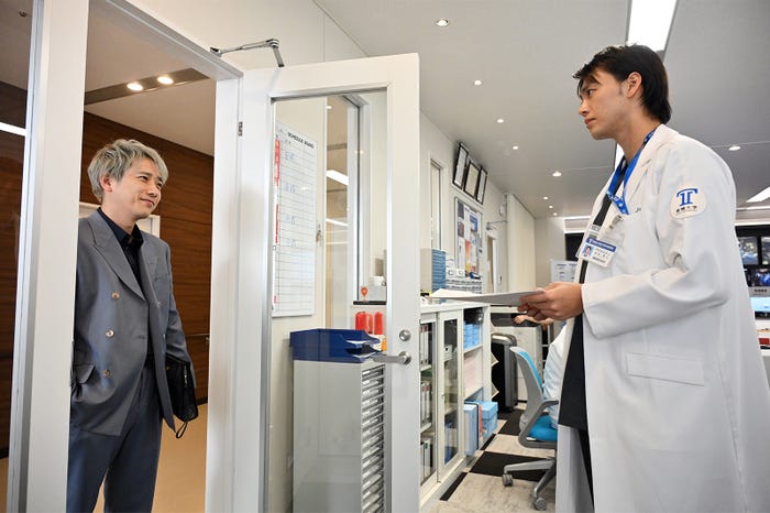 二宮和也、竹内涼真「ブラックペアン シーズン2」第3話より(C)TBS