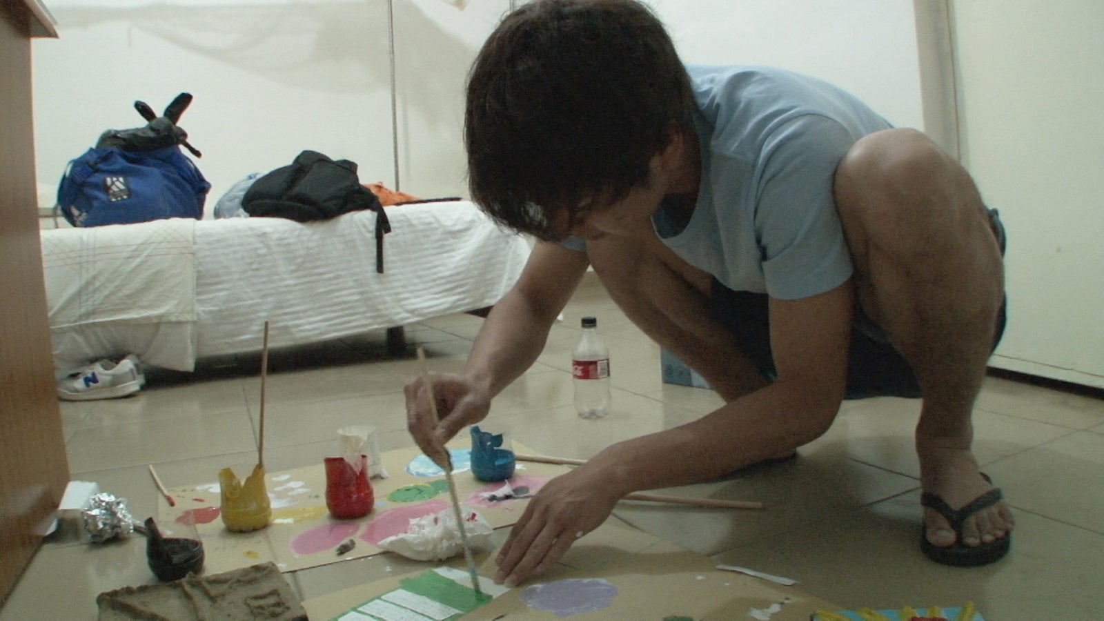 LINE風の手紙を手作りするJOYくん「あいのり：African Journey」第13話より（C）フジテレビ