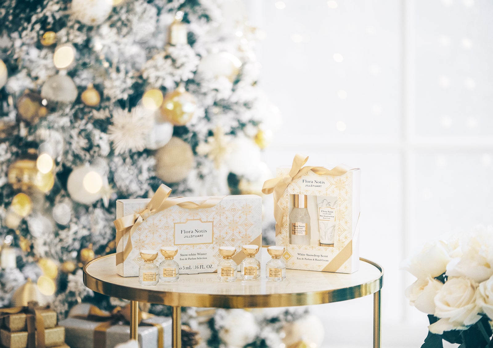 ホリデーコレクション第1弾“Snow-white Winter”（左から）「スノーホワイトウィンター オードパルファンセレクション」、「オードパルファン＆ハンドクリーム」（C）Flora Notis JILL STUART