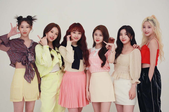 ILY:1(左から)エルバ、ハナ、リリカ、アラ、ナユ、ロナ(提供写真)