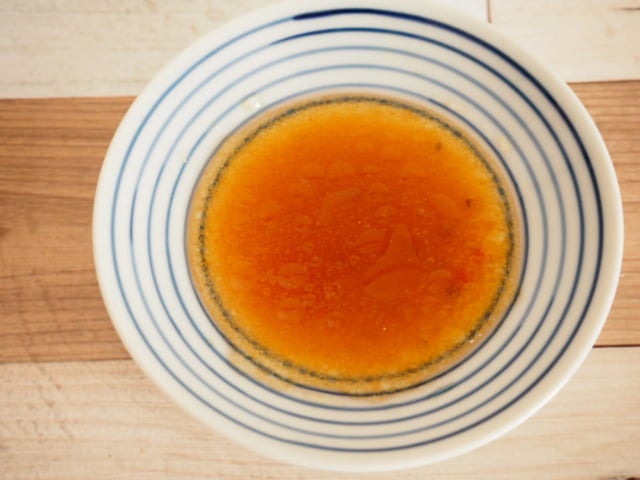 成城石井醤油ドレッシングをお皿の上に入れた写真