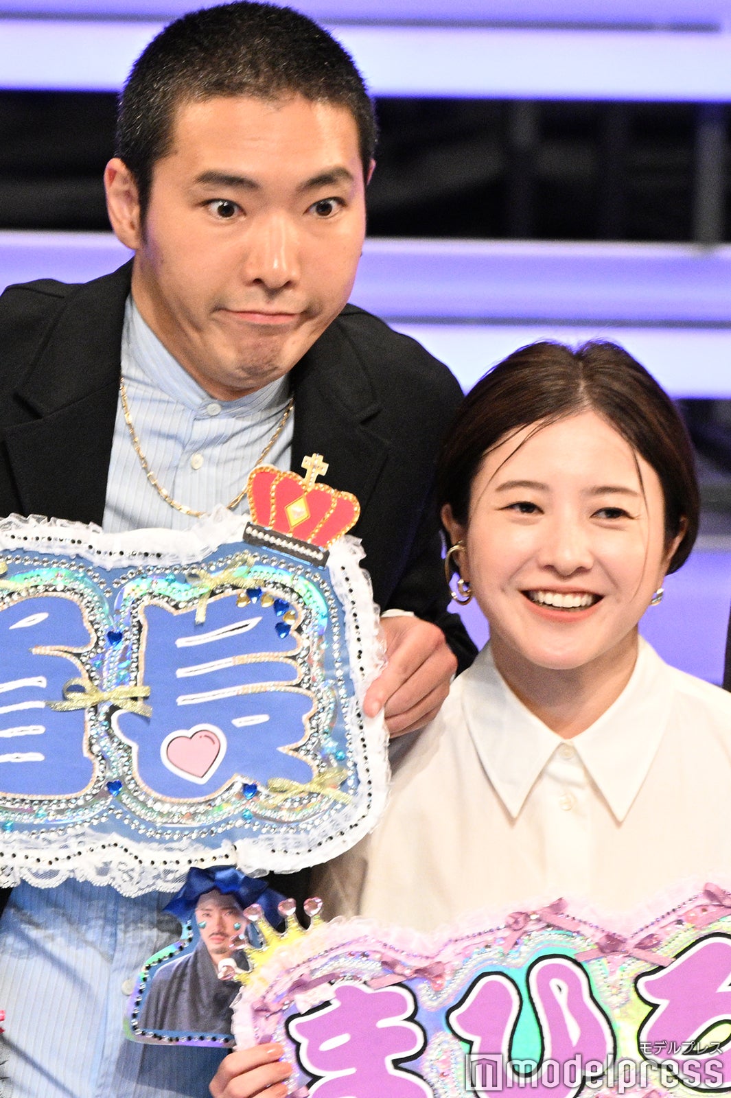 ネームボードを持って写真撮影する柄本佑、吉高由里子（C）モデルプレス