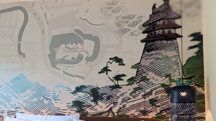 ネイバーフッドを見事に表現したアートウォール。中央には古地図が配されている（ホテルインディゴ犬山有楽苑）