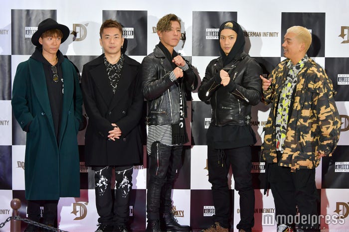 なぜか2人だけポーズ/DOBERMAN INFINITY(左から:P-CHO、GS、KAZUKI、SWAY、KUBO-C)/(C)モデルプレス