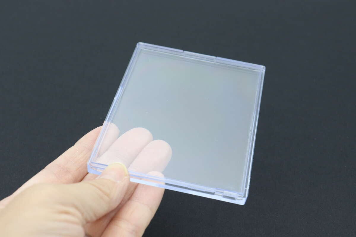 透明なトレカ用クリアケースを手のひらに乗せて持っている様子