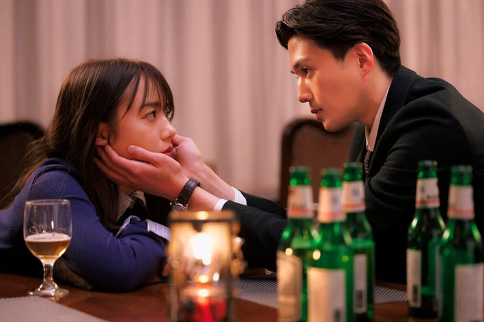 齊藤京子、八木勇征「あやしいパートナー」第1話(C)「あやしいパートナー」製作委員会・MBS