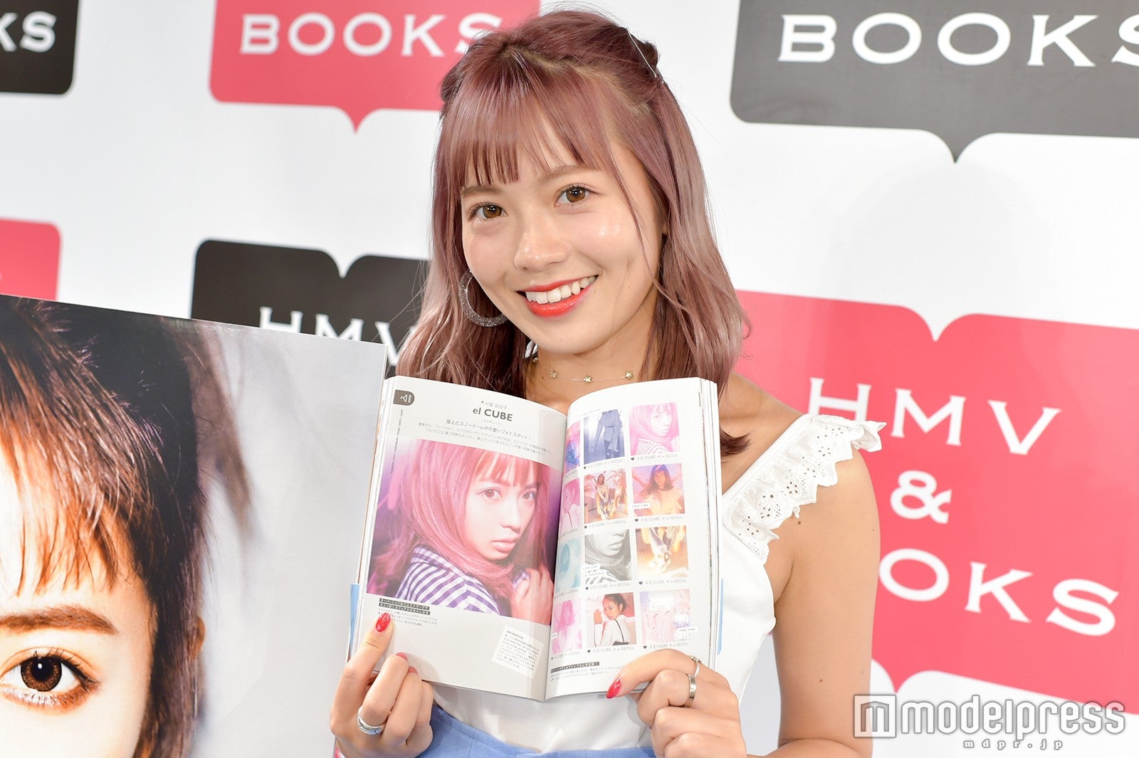 お気に入りの韓国で撮影したページ／鈴木あや（C）モデルプレス