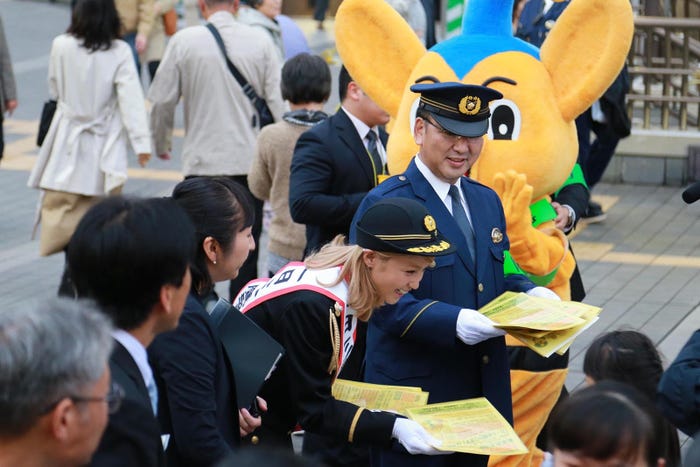 Amiがチラシ配り(写真提供:LDH)