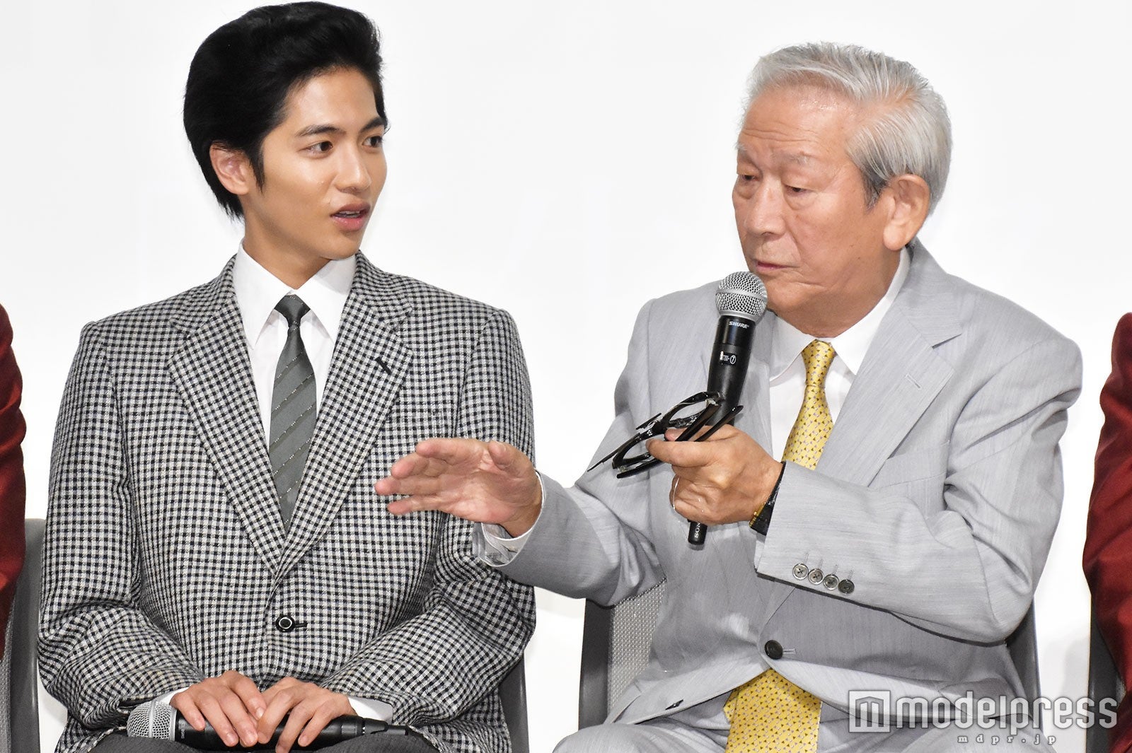 志尊淳、小松政夫（C）モデルプレス