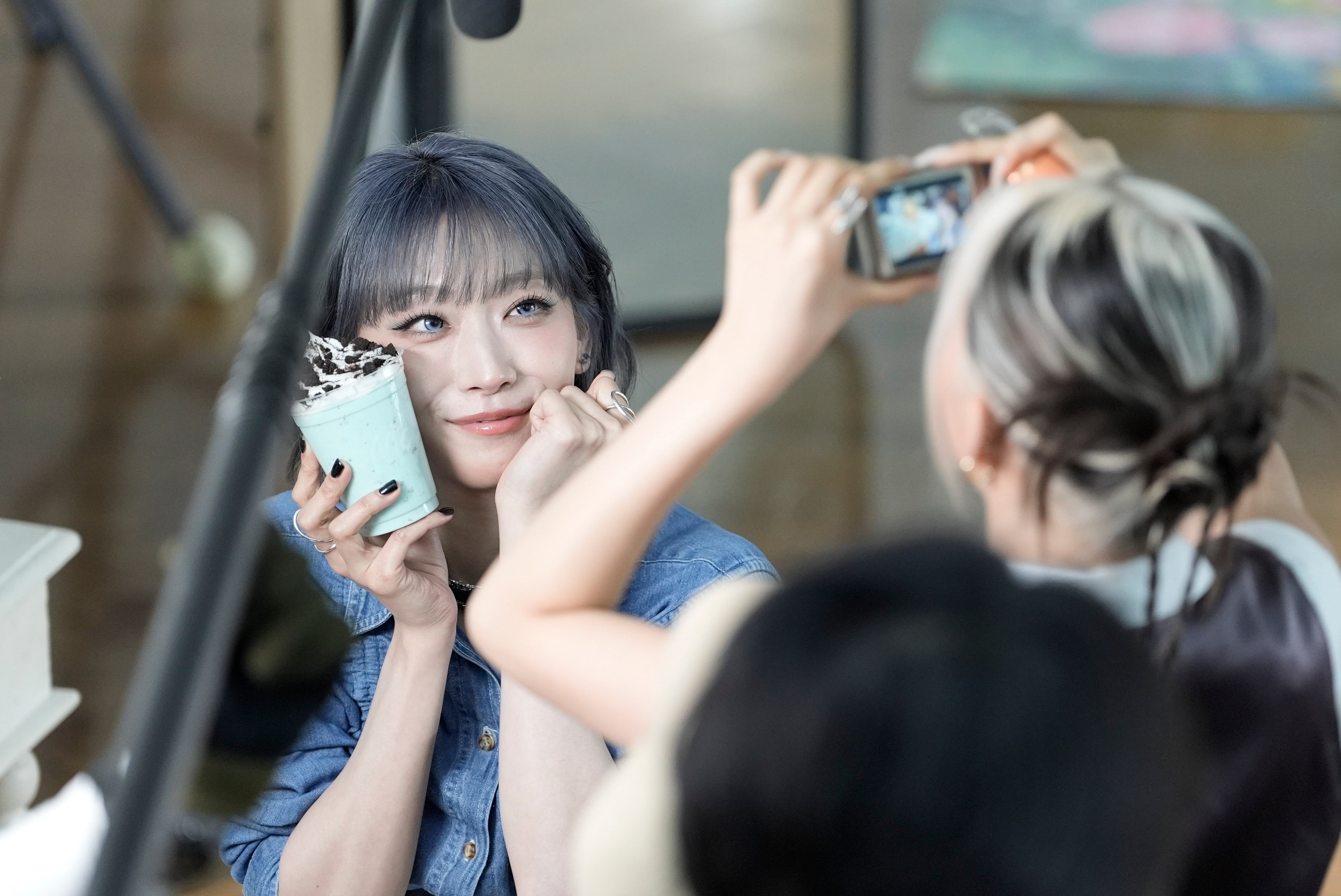 JISOO「マックに甘いの飲みにこない？チョコミント」篇メイキング（提供写真）