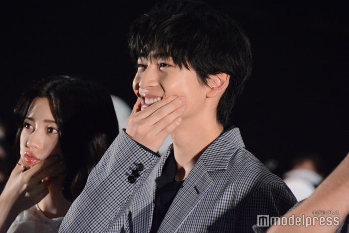(左から)桜田ひより、高橋文哉(C)モデルプレス