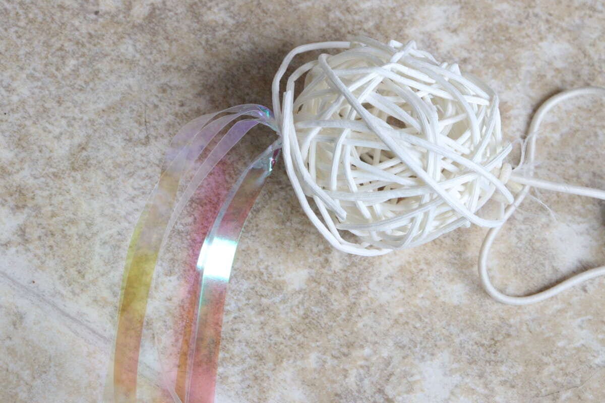 猫用おもちゃの籐モチーフと、オーロラカラーのフィルムが揺れる部分のアップ 猫用おもちゃの籐モチーフと、オーロラカラーのフィルムが揺れる部分のアップ