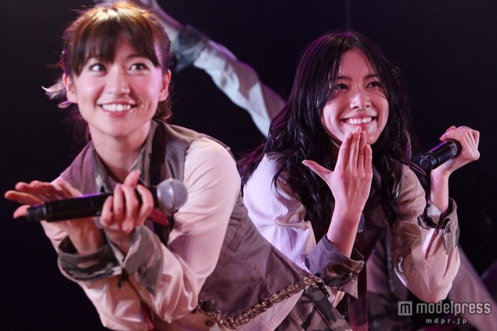 松井珠理奈(右)と大島優子(左)/AKB48チームK「最終ベルが鳴る」公演(C)AKS