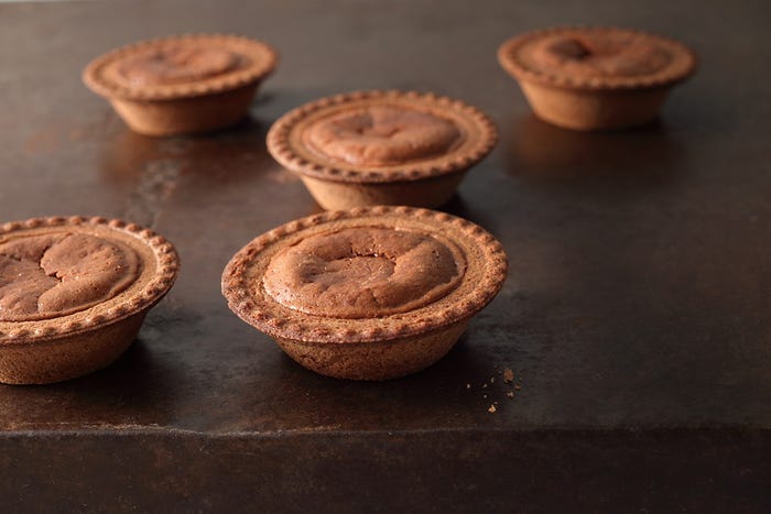 BAKE CHEESE TART×スターバックス(R)チョコレートチーズタルト¥320/画像提供:スターバックス コーヒー ジャパン