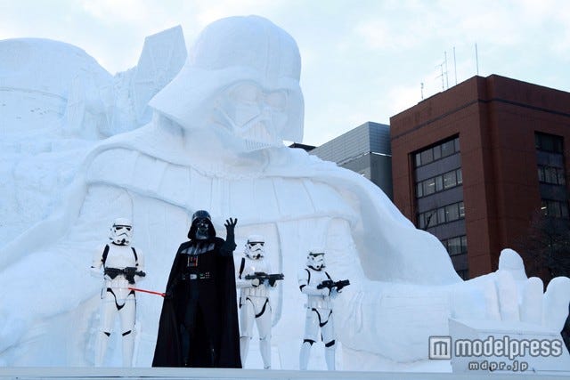 スター ウォーズ 史上最大級の雪像お披露目 さっぽろ雪まつりにダース ベイダーも登場 モデルプレス スター ウォーズ 史上最大級の雪像お披露目 さっぽろ雪まつりにダース ベイダーも登場 モデルプレス