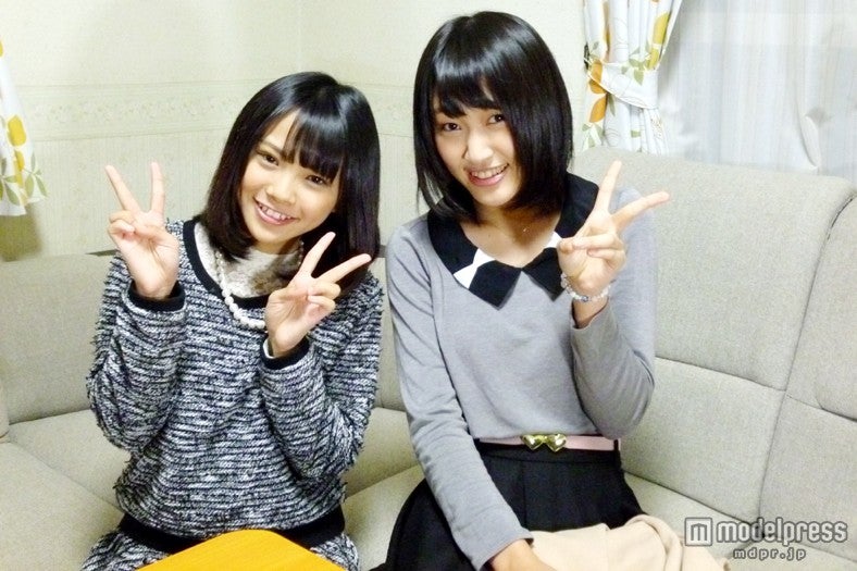 左から：磯佳奈江、上枝恵美加（C）AKS