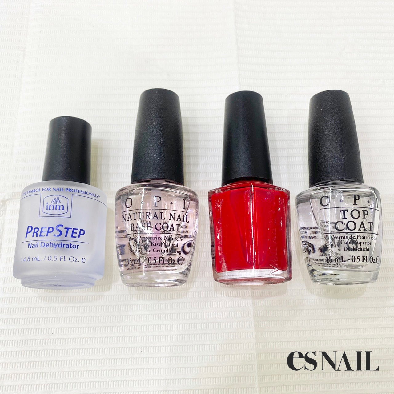（左から）プレプライマー、ベースコート、赤のポリッシュ、トップコート（画像提供：esNAIL）