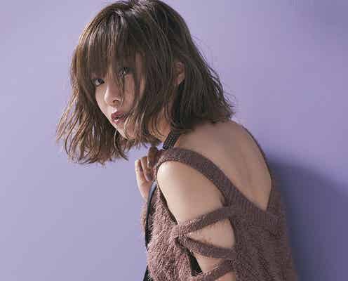 指原莉乃、ざっくりニットで素肌あらわ SEXYコーデで新境地