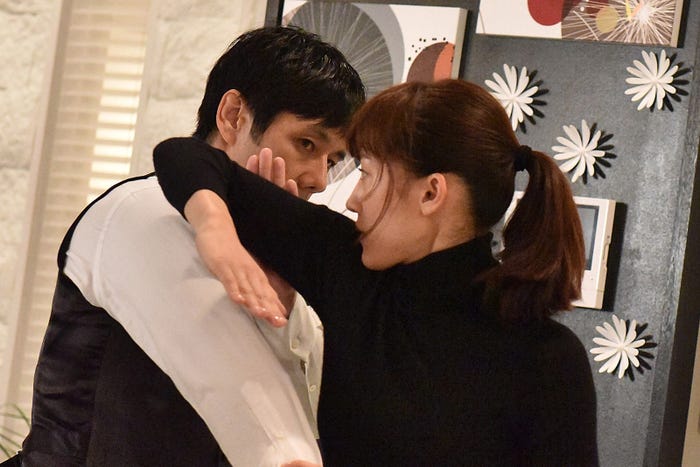 綾瀬はるか&西島秀俊のアクションシーン(C)日本テレビ