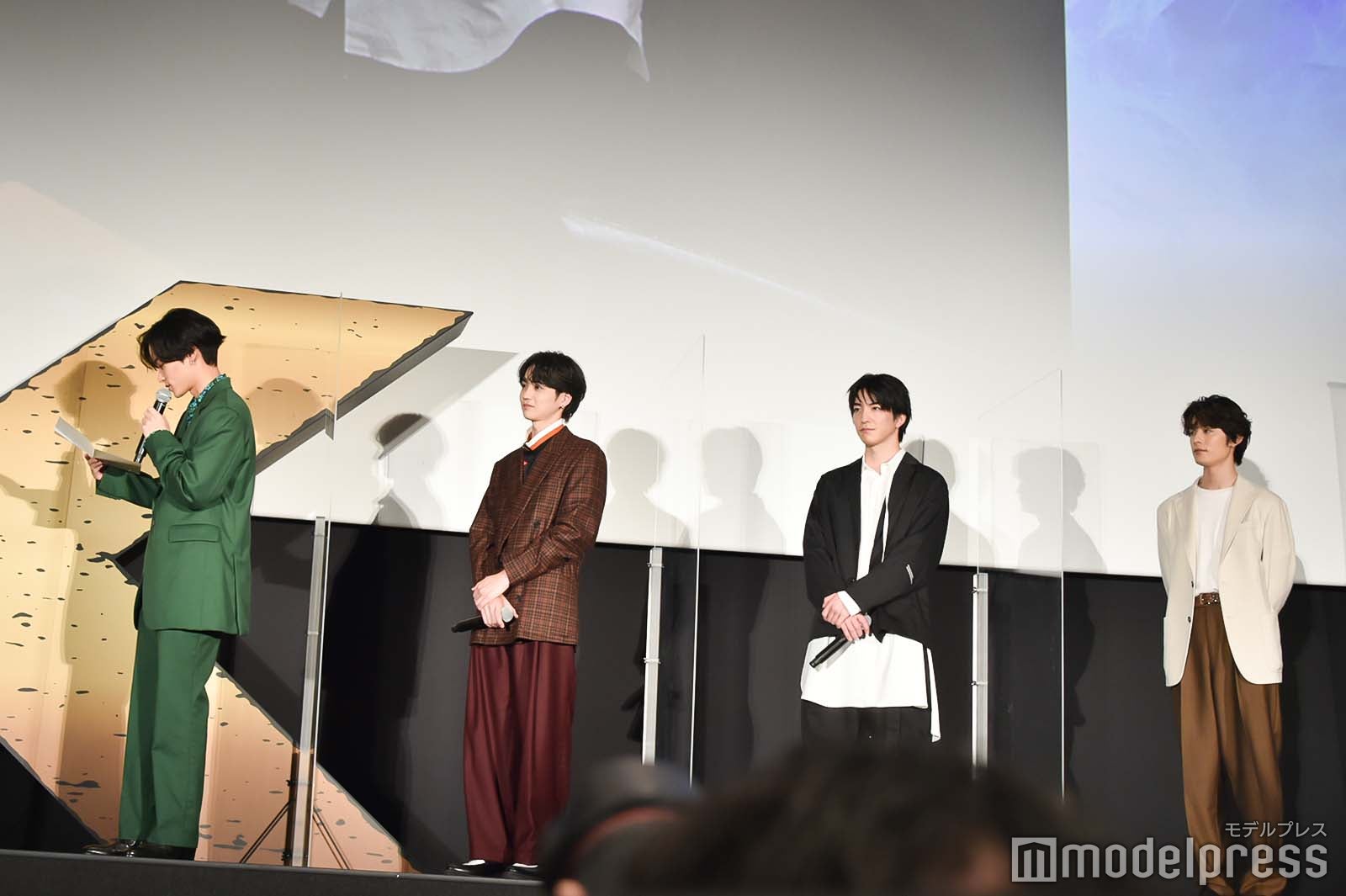 手紙を読む川村壱馬を見守る継続キャスト（吉野北人、前田公輝、塩野瑛久） （C）モデルプレス