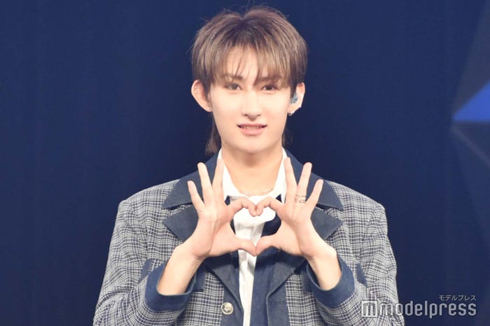 ハートを作るハルト(C)モデルプレス