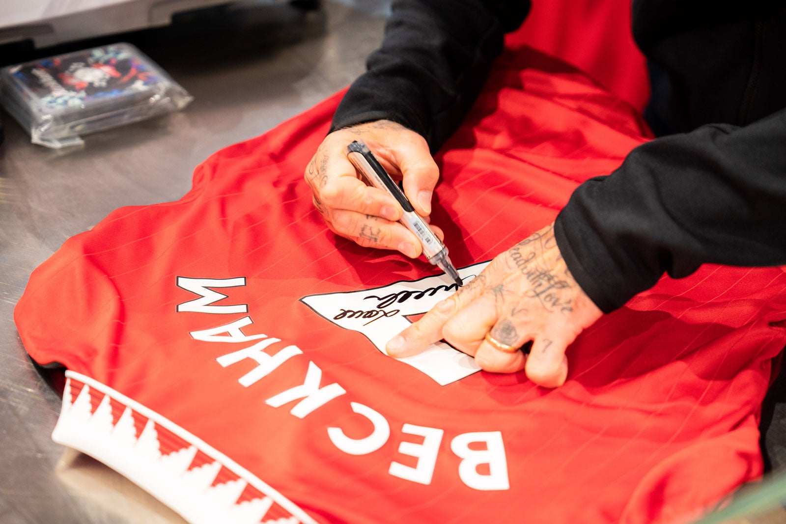 デビッド・ベッカムのサイン入りユニフォーム（提供画像）