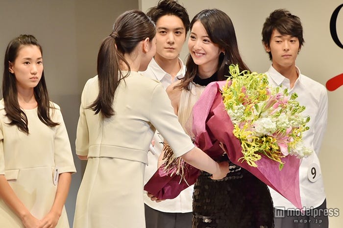 グランプリに輝いた小林京香さん(左)に花束を贈呈する佐々木希(右)