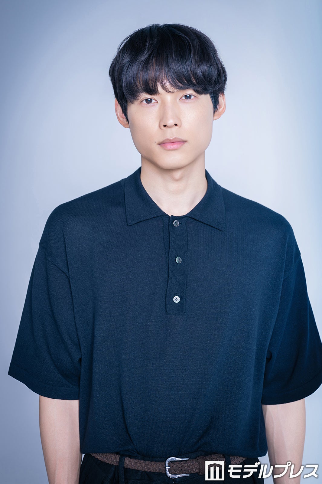 松村北斗（C）モデルプレス／ヘアメイク：星野加奈子、スタイリスト：松川総／衣装クレジット：シャツ ¥37,400、パンツ ¥42,900 ともにイレーヴ（イレ―ヴ/03-5785-6447）靴 ¥143,000 クロケット＆ジョーンズ（グリフィンインターナショナル／03-5754-3556）ベルト スタイリスト私物