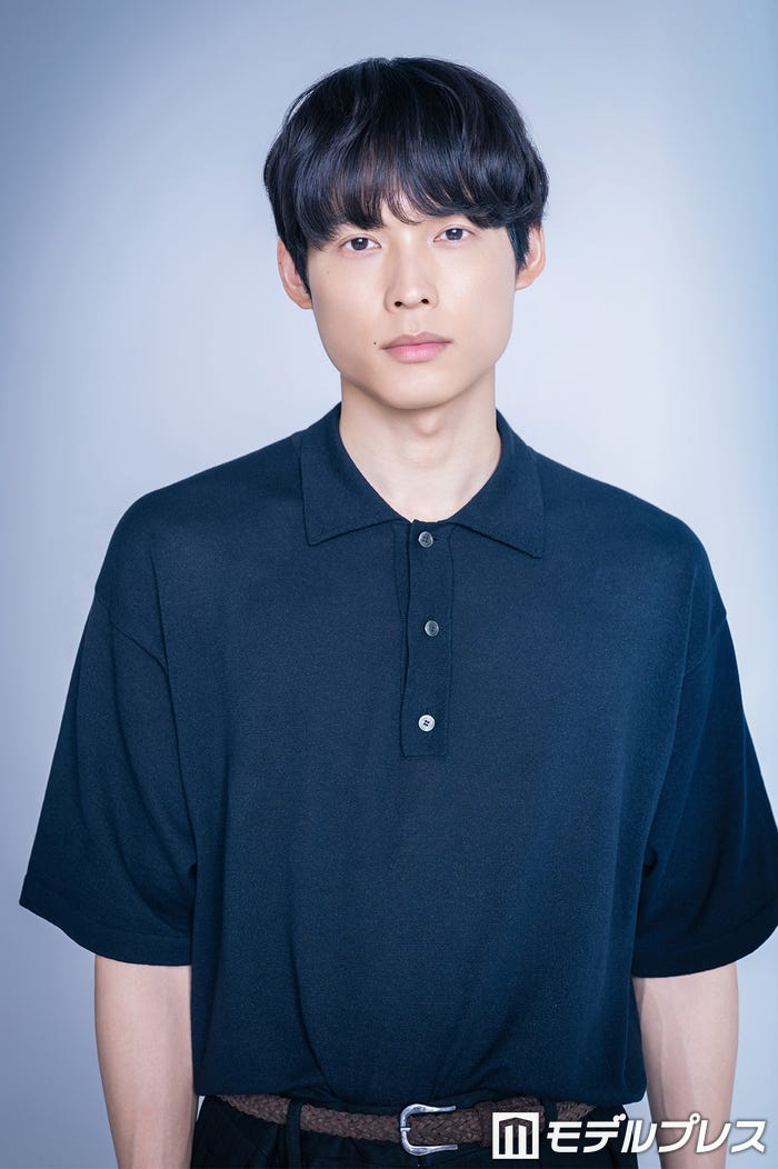 松村北斗(C)モデルプレス/ヘアメイク:星野加奈子、スタイリスト:松川総/衣装クレジット:シャツ ¥37,400、パンツ ¥42,900 ともにイレーヴ(イレ―ヴ/03-5785-6447)靴 ¥143,000 クロケット&ジョーンズ(グリフィンインターナショナル/03-5754-3556)ベルト スタイリスト私物