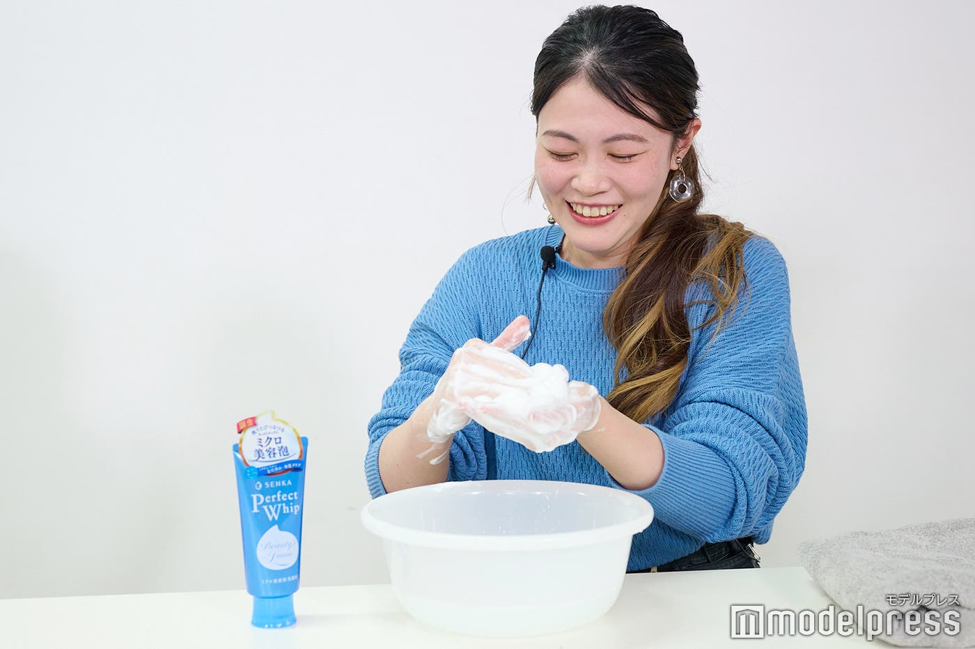 空気をふくませて、濃密な美容泡に(C)モデルプレス