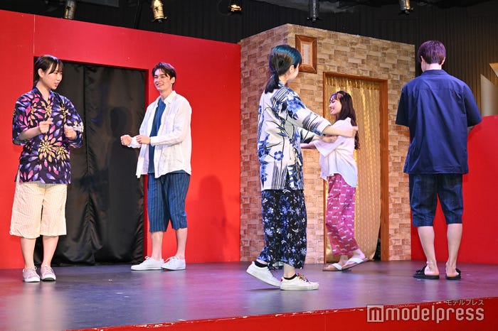 Sean・新井舞良・櫻井佑樹の盆踊りの様子 (C)モデルプレス