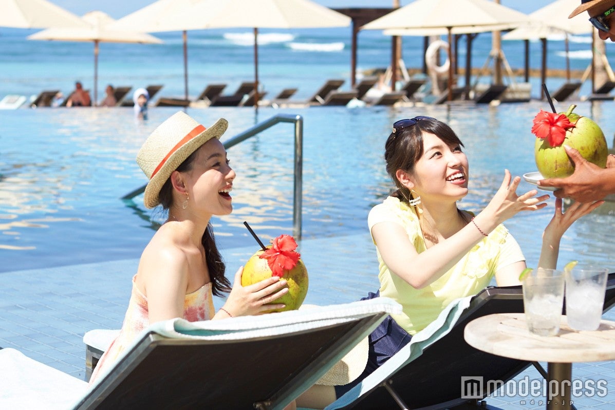 プールサイドでカクテル片手にのんびりセレブ気分