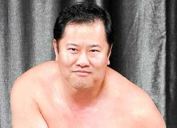 「履いてますよ」ポーズに球場騒然 とにかく明るい安村が今年も始球式 清原氏に「お見事です」とほめられ「緊張しました。あの姿を見られてると思うと」