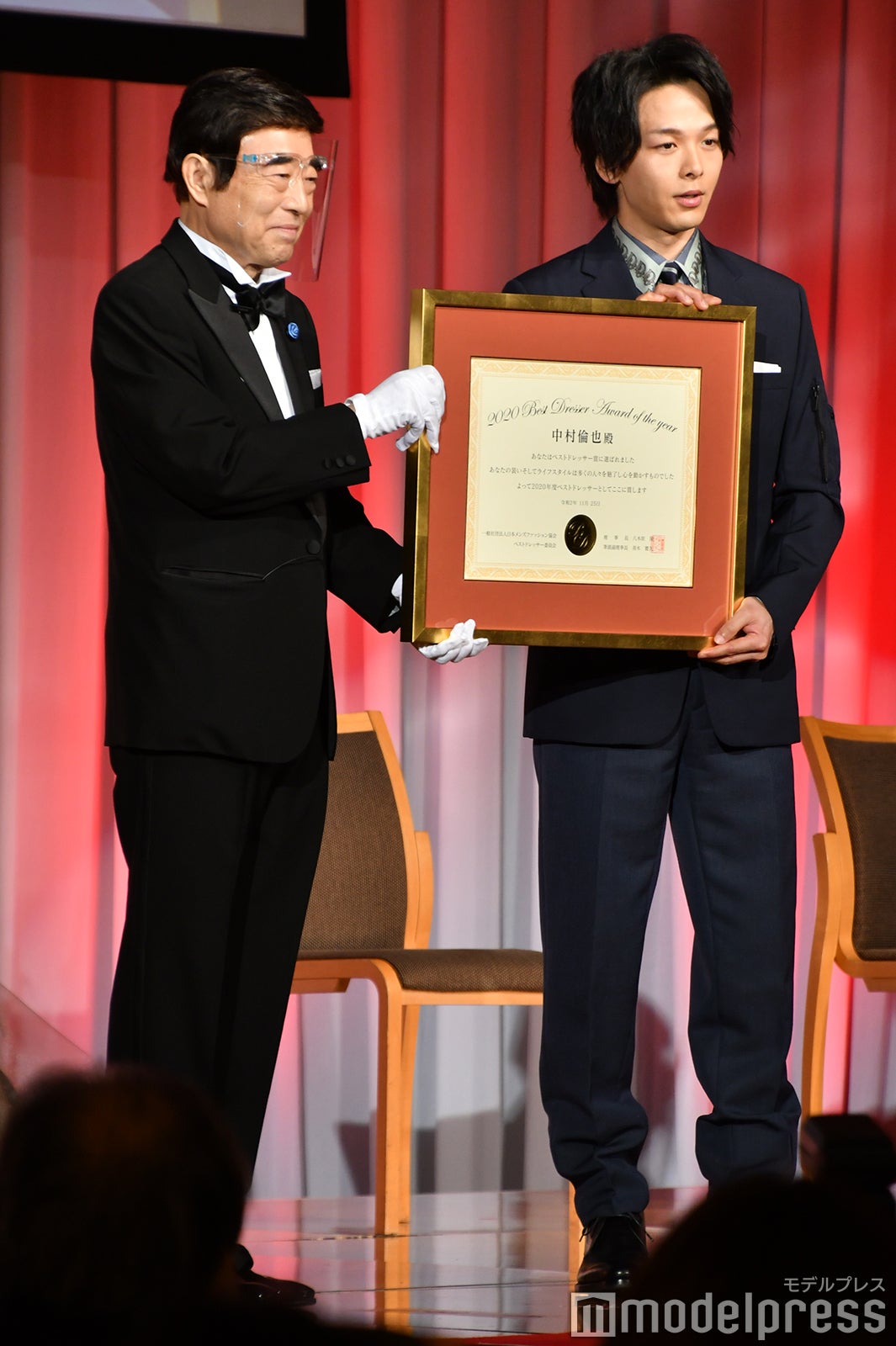 （右）中村倫也（C）モデルプレス