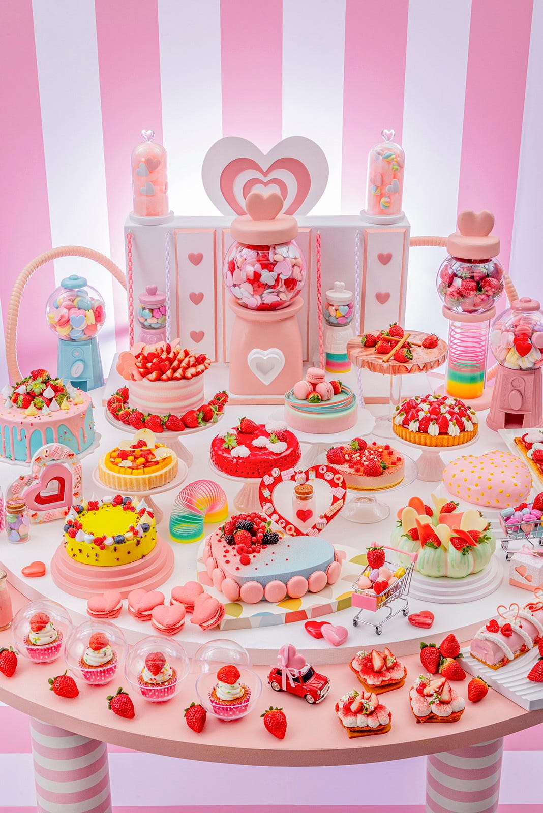 ヒルトン東京で大人ガーリーないちごスイーツビュッフェ「ストロベリー・ハートファクトリー」開催