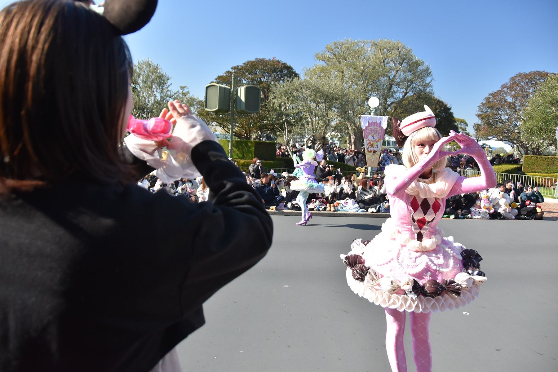 かわいい衣装のダンサーが近くまで来て一緒に踊ってくれます