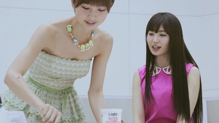 篠田麻里子 小嶋陽菜 Iceカップヌードルライト を初体験 モデルプレス 篠田麻里子 小嶋陽菜 Iceカップヌードルライト を初体験 モデルプレス