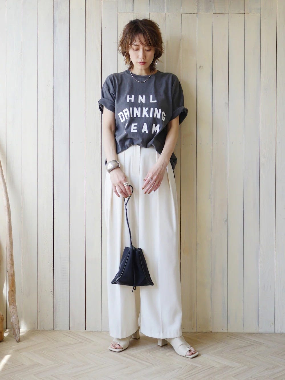 レディース Tシャツ 夏 コーディネート レディース コーディネート コーデ 着こなし おすすめ オススメ トレンド コツ おしゃれ お洒落 オシャレ 2022 夏 Tシャツ トップス 黒 黒Tシャツ ロゴTシャツ ロゴT パンツ 白パンツ 白 ホワイト サンダル