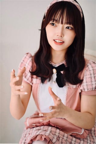 メイド服撮影のはずが…“ベンチャー企業の社長すぎる”アイドルが万バズ「表情も社長みたい」