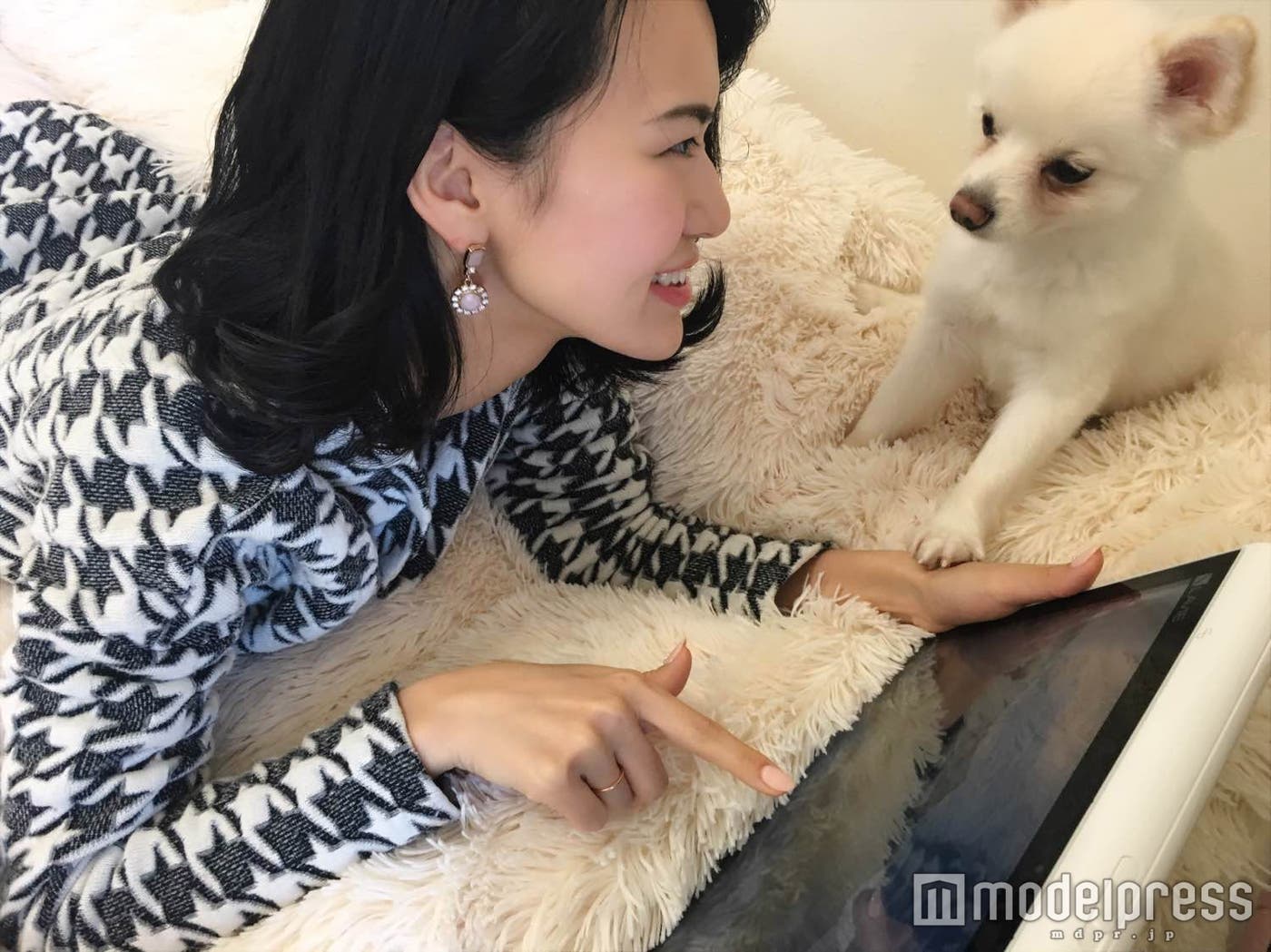 ベッドでリラックスしながら動画を楽しめる