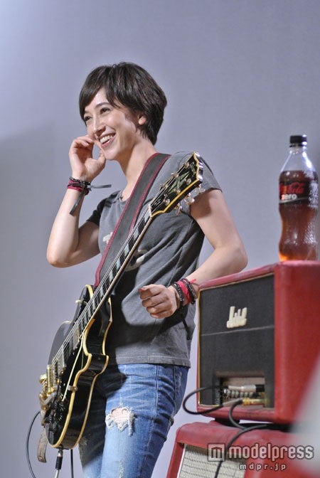 滝川クリステル／「コカ・コーラ ゼロ」新CM「Rock‘n’Roll Newscaster」篇メイキングショット