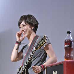 滝川クリステル/「コカ・コーラ ゼロ」新CM「Rock‘n’Roll Newscaster」篇メイキングショット