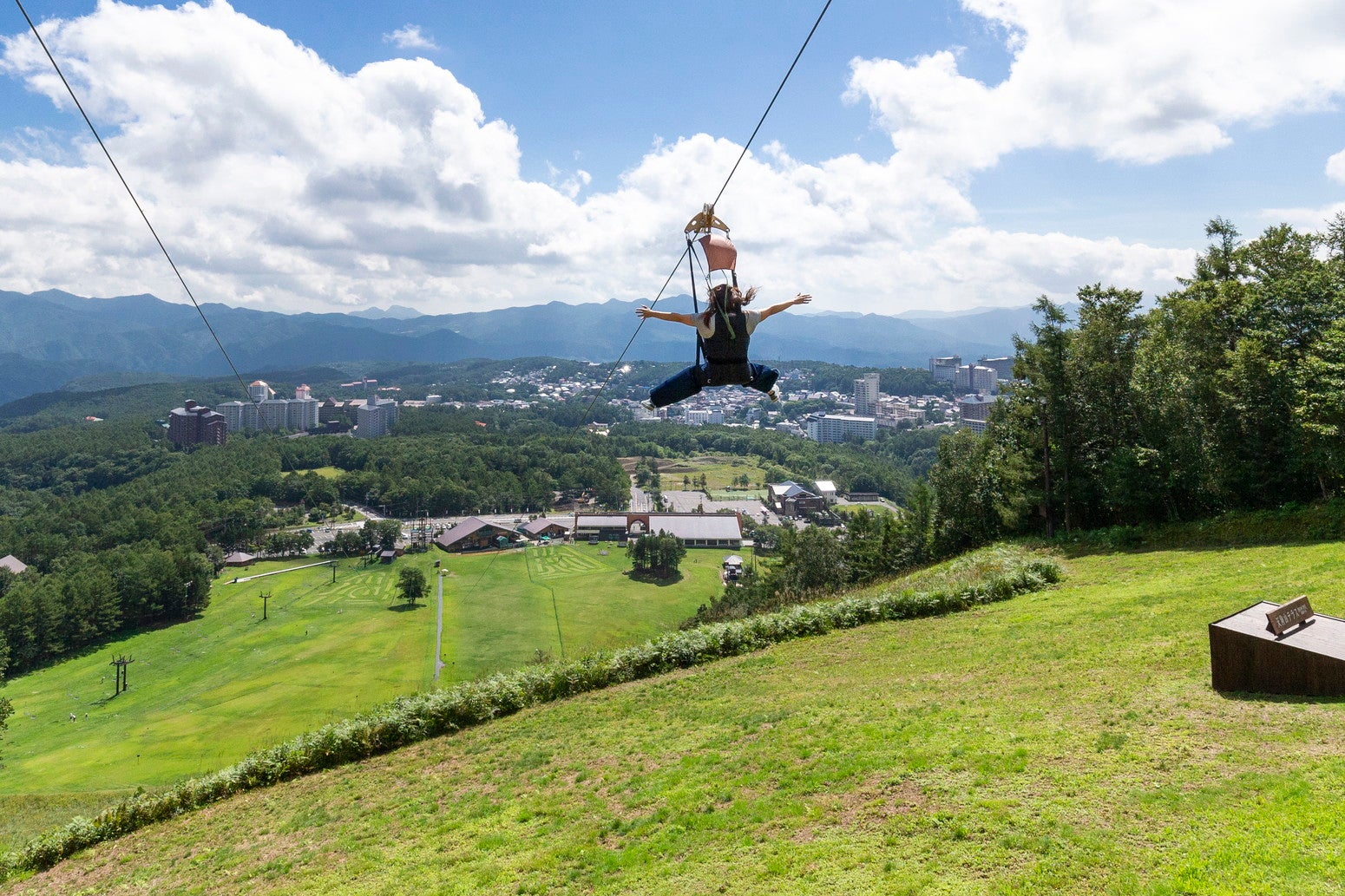 全長約500m、高低差約108mを滑り降りる時間は、まるで空を飛んでいる気分／提供画像