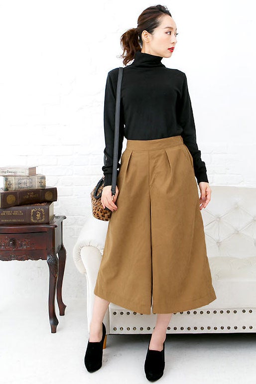 裏地付きスエード調起毛ピーチスキン生地フレアガウチョパンツ「神戸レタス」1,990円（税込）／画像提供：神戸レタス