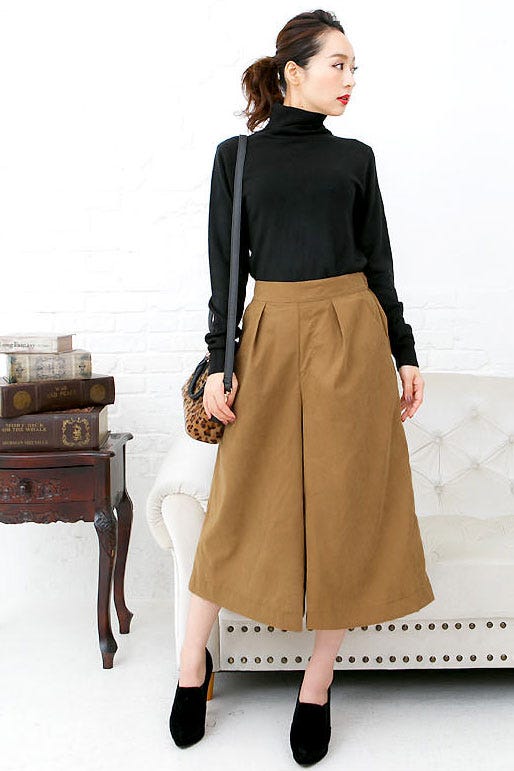 裏地付きスエード調起毛ピーチスキン生地フレアガウチョパンツ「神戸レタス」1,990円(税込)/画像提供:神戸レタス