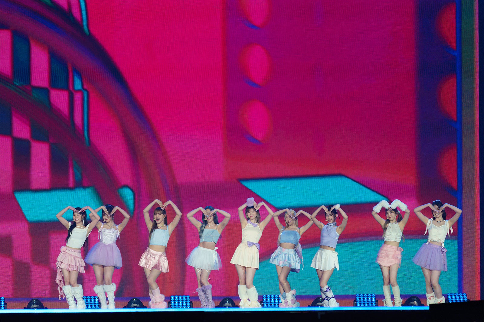 NiziU、“NIZOO”と愛らしさたっぷりダンス キュートなコラボで癒やす＜2023 MAMA AWARDS DAY2＞