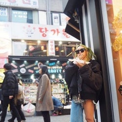 倖田來未、美太もものぞくデニムファッションに反響「落ちちゃわないか」「破けてないの?」