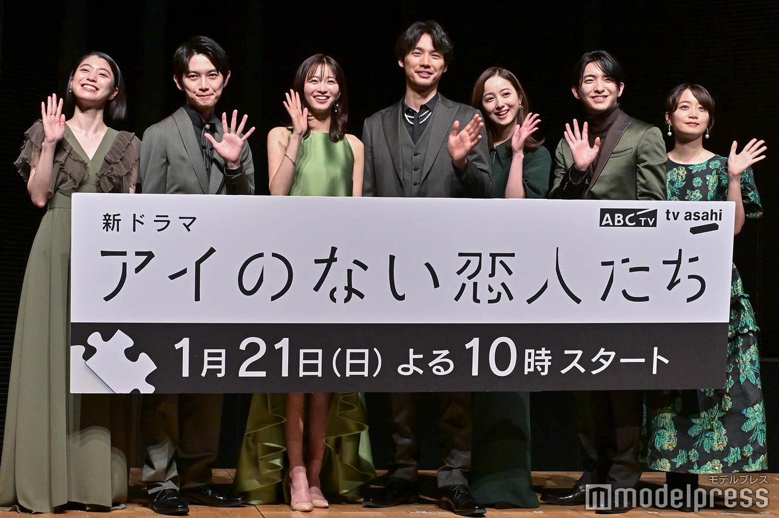 （左から）成海璃子、本郷奏多、岡崎紗絵、福士蒼汰、佐々木希、前田公輝、深川麻衣（C）モデルプレス