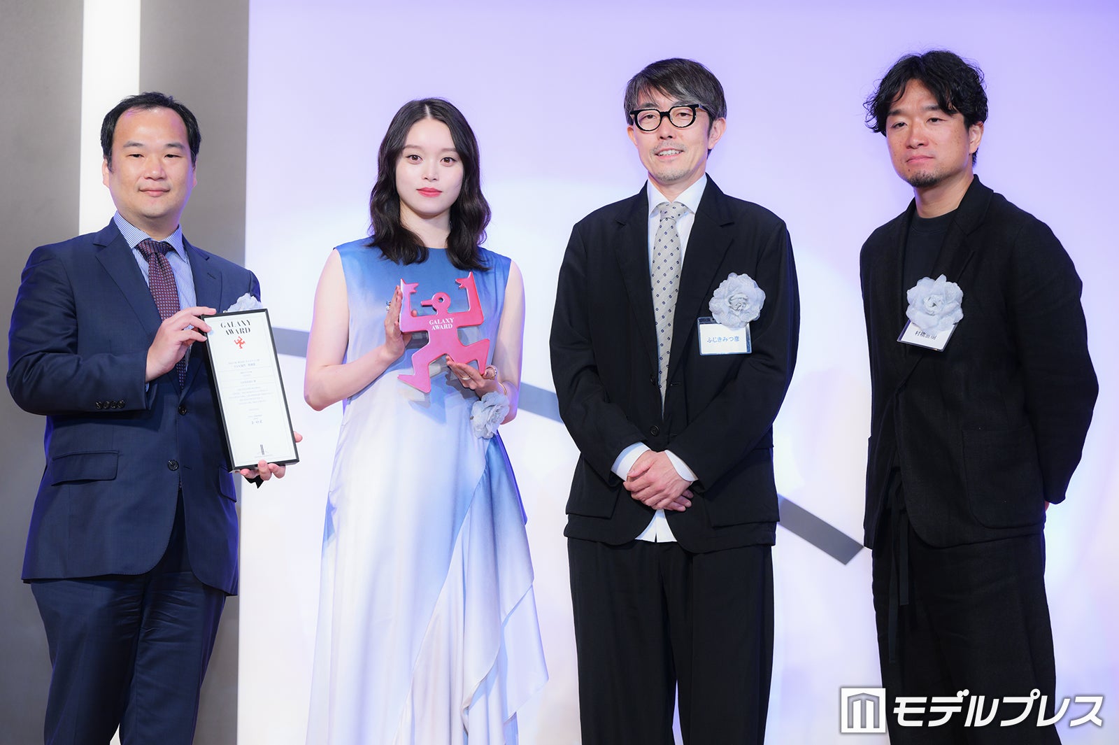 （中央左）高石あかり、ほか「ばけばけ」スタッフ（C）モデルプレス