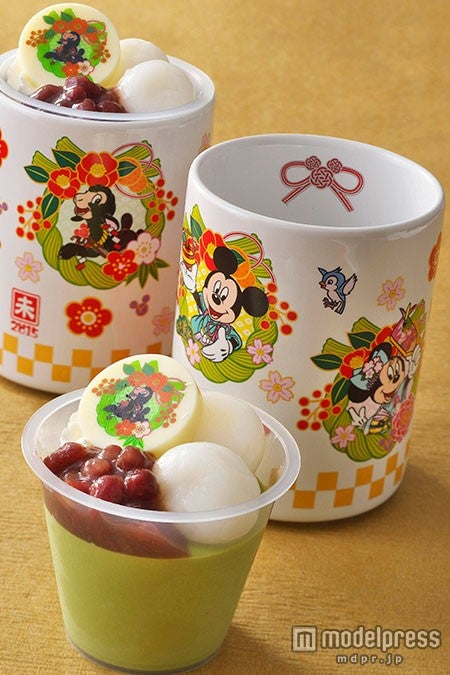 抹茶とホワイトチョコレートのムース、スーベニアカップ付き￥720（C）Disney 